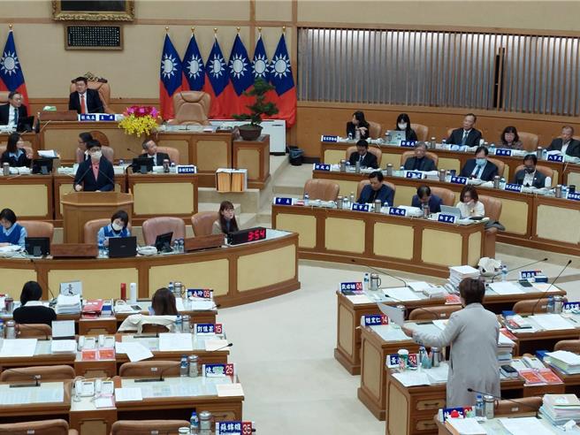 民進黨新北市議員黃淑君不滿新北果菜公司弊案叢生，提案刪除7244萬餘元預算，主席裁定果菜公司共3.9億餘元的預算將擱置延後至4月定期會討論。（陳慰慈攝）