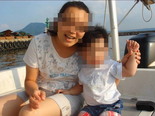 刘姓保母(图左)狠心虐死小男童。(翻摄保母脸书)