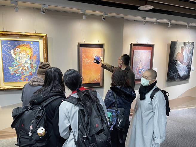 華梵佛藝系舉辦「心如工畫師」師生聯展，為參觀民眾導覽作品。（華梵大學提供）