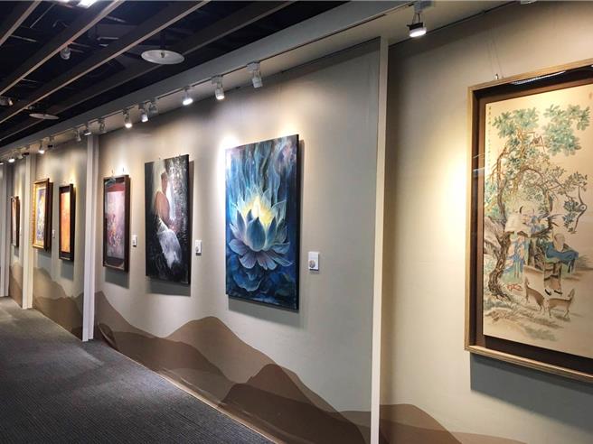 華梵佛藝系在國立臺灣圖書館臺灣藝文走廊舉辦「心如工畫師」師生聯展。。（華梵大學提供）