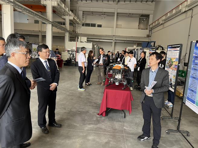 教育部補助虎尾科技大學高鐵校區建置先進科研與教學場域，教育部次長劉孟奇（左一）等人14日視察該校區的航太科技、衛星通訊、綠能產業與智慧機械研發成果。
