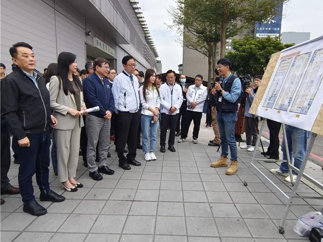 立法院交通委员会14日视察桃园铁路地下化工程，立委万美玲、鲁明哲忧心，铁路地下化还没具体大进展，经费已经用罄，盼追加预算时不要增加市府负担。另台铁桃园站文资调查至今尚未进行，担心延宕又拖好几年。交通部长王国材允诺，会尽快处理。（赖佑维摄）