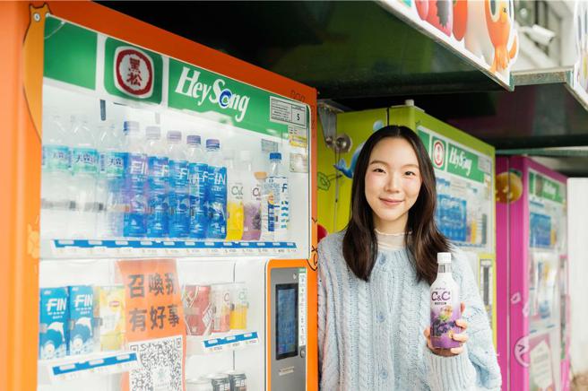 黑松智贩机结合心声幻兽互动游戏，增添使用率。图／黑松提供