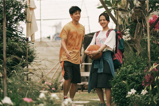 许光汉（左）在片中重返18岁，和清原果耶有许多可爱的纯爱互动。（翻滚吧男孩电影提供）