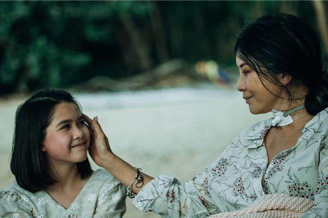 吳家麗（右）破天荒飾演任達華的母親。（華映提供）