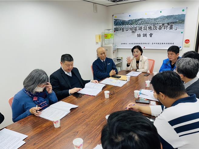 地方期盼多年的「旧山线復驶」，至今只闻楼梯响，立委杨琼璎（左四）14日在立法院举行协调会。（杨琼璎服务处提供／陈淑娥台中传真）