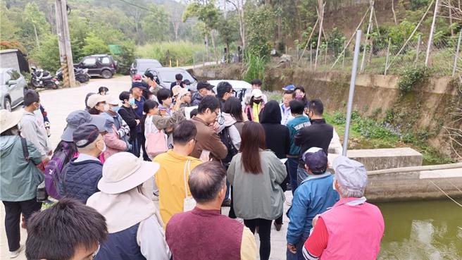 埔里农庄公司进行旅馆等游憩设施开案发，却涉嫌未经许可盖拦砂坝截水、滥垦林地开便道，县府会勘时，大批居民到场陈情。（杨静茹摄）