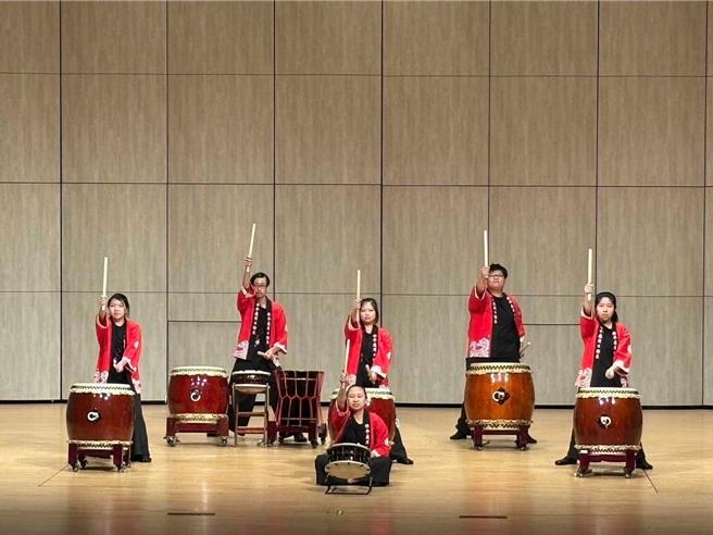 「全國學生音樂比賽」日前落幕，修平科技大學和太鼓隊首次參賽，榮獲大專組獲「優等」，初試啼聲即獲佳績，令師生歡欣又振奮不已。（修平科大提供／潘虹恩台中傳真）