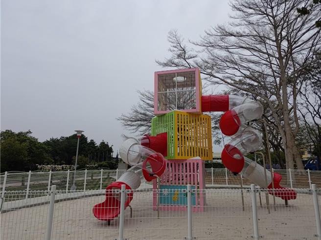 新社「櫻花特色共融遊戲場」終於啟用，高達6.3公尺、是山城最高的櫻花主題溜滑梯。（台中市建設局提供／陳淑娥台中傳真）