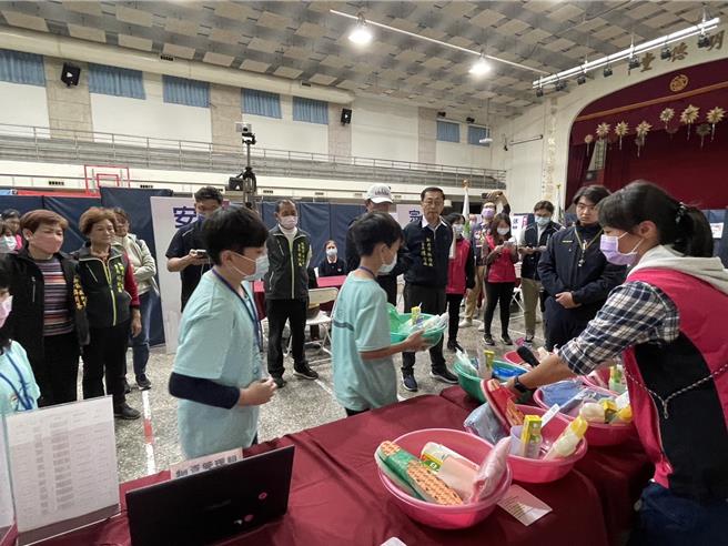 沙崙國小同學參與物資發放演練。（板橋區公所提供）