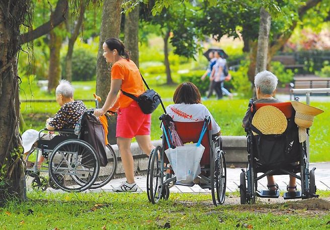 沈政男強調，若不正視結構性問題，頭痛醫頭只針對個案檢討，幼童受虐後接下來就是老人家受虐。（示意圖／資料照）