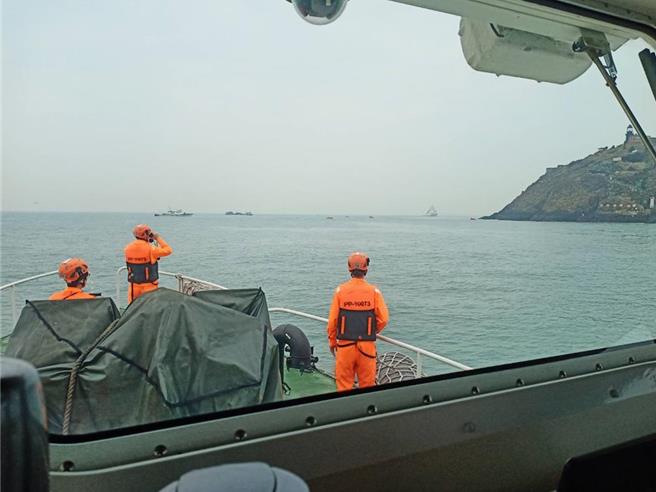 金门海巡队海巡艇协寻陆籍「闽龙渔61222号」渔船。（海巡署提供／林雅惠高雄传真）