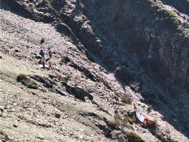 張姓夫婦3日爬玉山南峰三叉峰墜落300公尺深山谷，兩人相距10多米距離，已明顯死亡。（玉山國家公園提供／楊靜茹南投傳真）