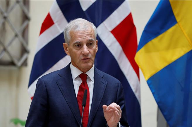 挪威首相斯托爾（Jonas Gahr Store）14日表示，基於鄰國俄羅斯現在「更加危險、更難預測」，將提早2年把國防預算提高至國內生產毛額（GDP）的2％，以因應北約（NATO）對成員國的要求門檻。（路透社）