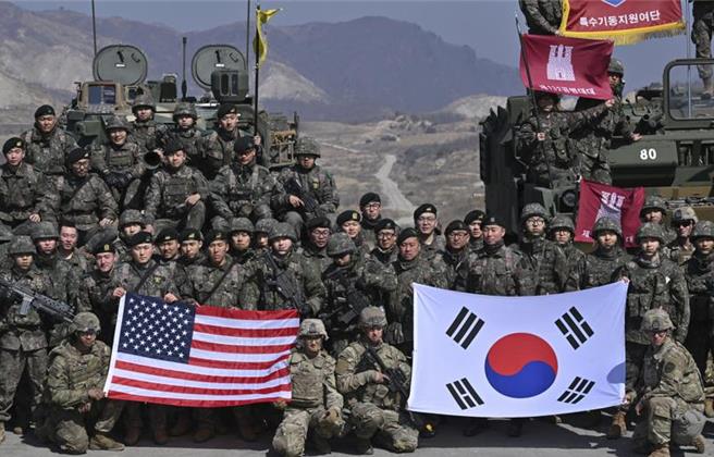 韓國對於台海有事持謹慎態度，但也積極備有應對方案。例如，允許駐韓美軍部隊在半島以外進行作戰部署。圖為美韓年度例行聯合演習「自由護盾」（Freedom Shield）。（圖／美聯社）