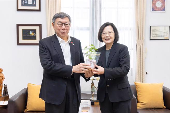 民眾黨主席柯文哲14日應總統蔡英文邀請，赴總統府與蔡總統進行重大國政議題的對話，雙方就政黨溝通平台、強化社會安全網、勞保年金改革、強化國防預算等議題進行交流。（民眾黨提供／楊亞璇台北傳真）