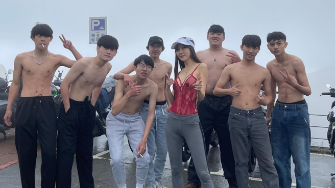 胡文英遭网质疑露点，亲发文回应。（图／翻摄美魔女胡文英 脸书）