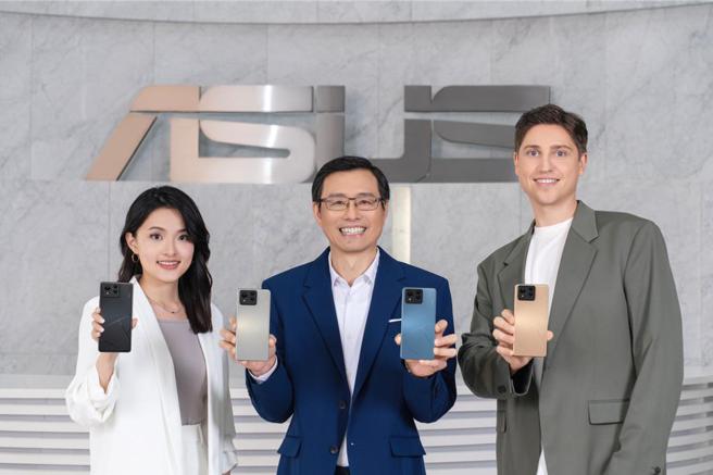 华硕5G旗舰手机Zenfone 11 Ultra在共同执行长许先越（中）领军下，14日正式登场。图／华硕提供