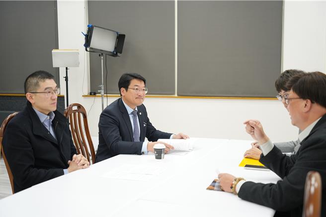 年仅35岁的满歷璋将新任基隆市立殡葬管理所所长。图为基隆市长谢国梁（左排左一）、民政处长张渊翔（左排右一）与现任基隆市立殡葬管理所长林建成（右排右一）及新任所长满歷璋（右排左一）商讨。（基隆市政府提供／徐佑升基隆传真）