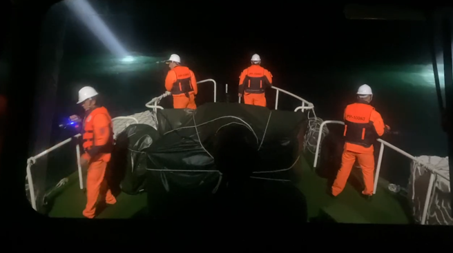 今（14）日深夜，海巡署提供了金门东碇海域搜救夜间画面，与时间赛跑，仍持续搜救2名失踪的船员。（海巡署提供）