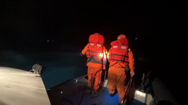 海巡署今日入夜仍把握黄金救援时间后仍持续搜救。（海巡署提供）