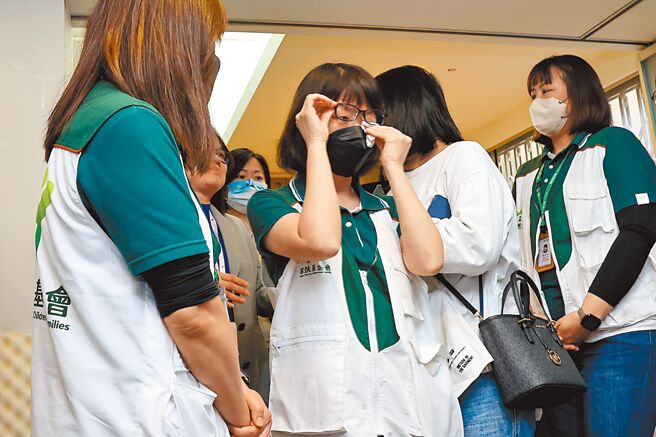 1岁男童经儿福联盟安置却遭保母虐死，林志嘉竟卸责要求社工面对。台北市社会局长姚淑文13日参访家扶中心中正服务处时为基层发声，在场社工感动落泪。（罗永铭摄）