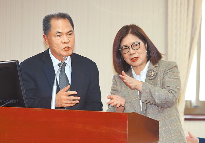 陆船翻覆事件满1个月，海委会主委管碧玲（右）13日因没有搜证影带再度致歉。左为海巡署长周美伍。（姚志平摄）