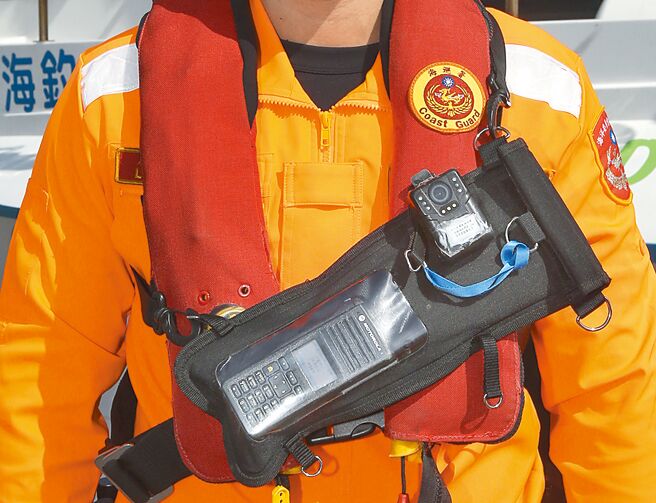 海巡署已要求官兵执勤须戴密录器。（范扬光摄）