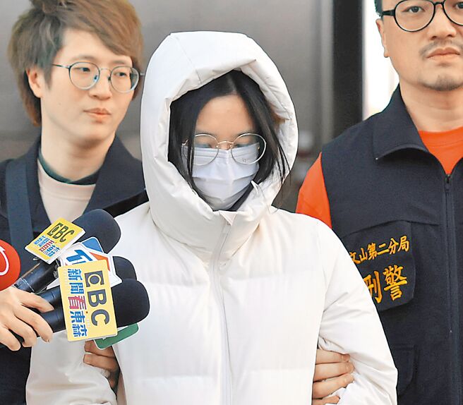 刘姓保母受儿福联盟委托照顾1岁大男童，却涉嫌与胞妹凌虐男童致死。警方为厘清儿盟社工访查纪录是否造假，12日将陈姓女社工（中）带回调查。（邓博仁摄）