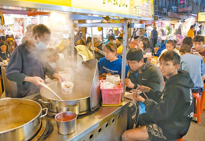 营业税起徵点拟调升，推估数十万家小店家、小老板将受影响。图为饶河街夜市，摊商忙碌接待川流不息的游客。（王英豪摄）