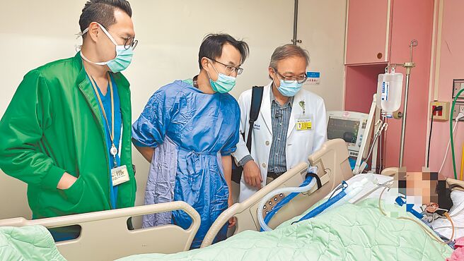 彰化市秀傳醫院醫療團隊13日探查陳姓姊姊狀況，發現姊姊已經醒了，可依指示睜眼閉眼及眨眼。（秀傳醫院提供／孫英哲彰化傳真）