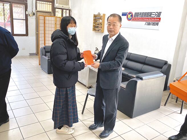 上月29日新北市简姓男子窃取小货车撞死巡路员，再衝入基隆市警局八堵分驻所导致警员苏昱鸿殉职，警政署长黄明昭（右）13日致赠慰问金给一同值班受伤的廖姓女警（左）。（基隆市警察局提供／徐佑升基隆传真）