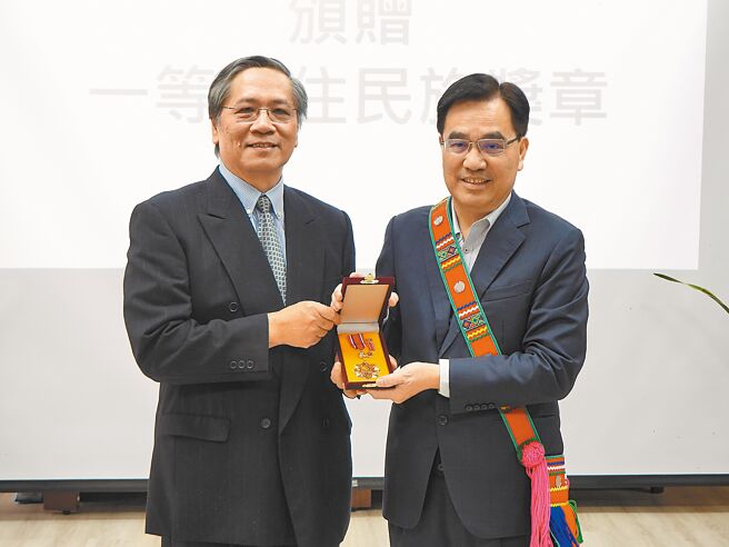 國立東華大學民族事務與發展學系教授高德義（左），在原住民族權利發展與法制建構的貢獻良多，原民會主委夷將‧拔路兒（右）13日特頒贈最高榮譽一等原住民族獎章，肯定他為原住民族的付出。（羅亦晽攝）