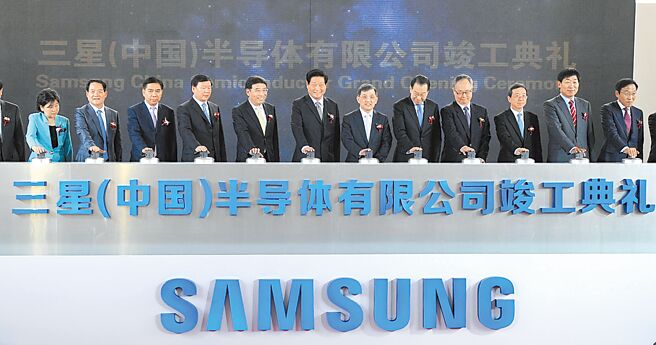 美國對中國半導體製造設備出口管制的施壓力度越來越大，韓國政府正考慮予以配合。圖為三星電子高端存儲晶片項目在大陸西安正式投產。（中新社）