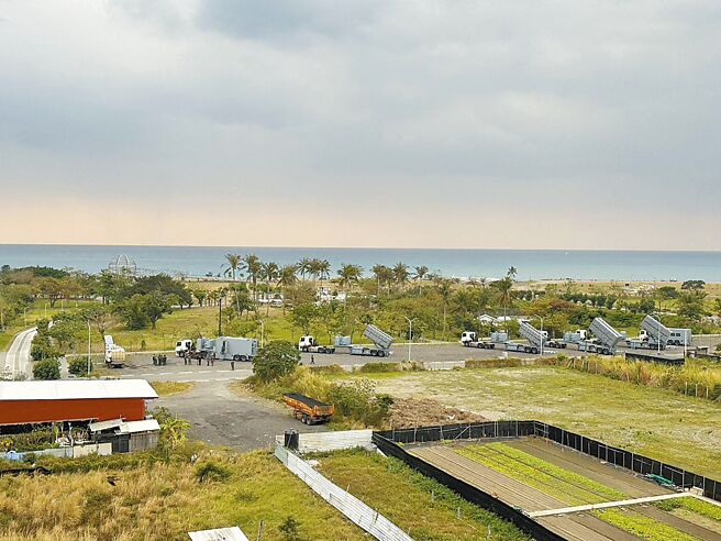 海军海锋大队13日出现在台东市海滨公园，其中4辆反舰飞弹车升起飞弹发射架。（读者提供／蔡旻妤台东传真）