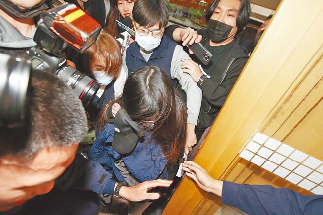阿沁的老婆花花13日被移送台北地检署复讯。（杜宜谙摄）