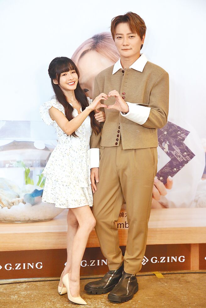 阿沁（右）与花花时常放闪，13日表示会陪老婆一起面对。（资料照片）