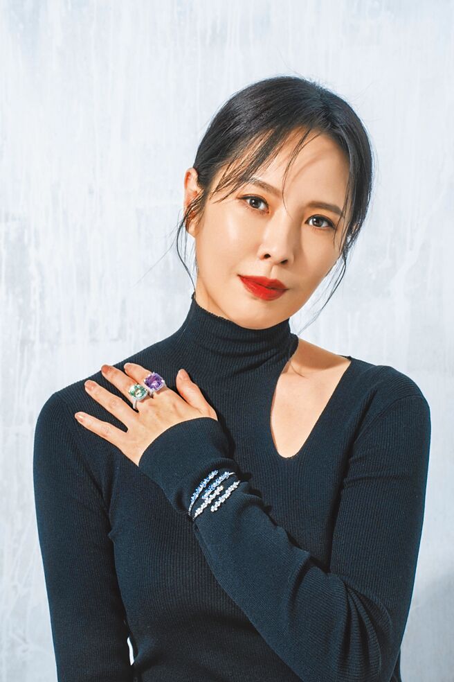 天心以一身黑色不對稱剪裁套裝搭配珠寶，氣勢輕鬆駕馭。她戴Damiani Mimosa含羞草18K白金鑽石手環29萬元、含羞草18K金藍寶石鑽石手環24萬2500元、18K白金孔賽石鑽戒107萬元、18K白金薄荷碧璽鑽戒146萬元。（石智中攝‧服裝提供／Fendi）