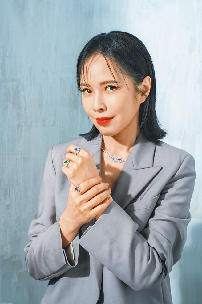 天心以單純的西裝外套無襯造型，展現了自身氣勢與Damiani珠寶的完美融合。Damiani含羞草白金鑽石項鍊74萬5000元、含羞草18K白金紅寶石戒指22萬7500元、含羞草18K白金祖母綠戒指26萬9500元、含羞草白金藍寶石鑽石戒指20萬9500元。（石智中攝‧服裝提供／Fendi）