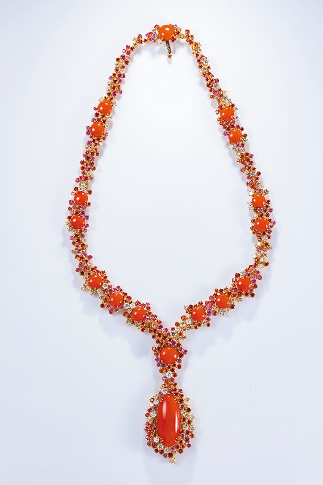 Damiani Mimosa 18K玫瑰金鑲鑽、藍寶石與珊瑚項鍊，292萬元。（Damiani提供）