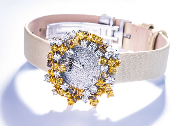 Damiani Mimosa 18K白金鑲鑽腕表，87萬6000元。（Damiani提供）
