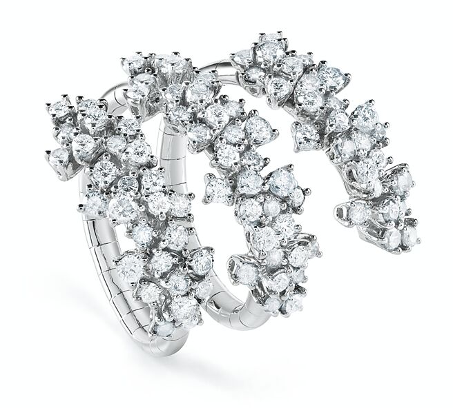 Damiani Mimosa白金鑲鑽雙環戒指，價格未定。（Damiani提供）