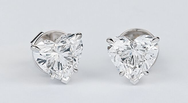 Damiani Absolute 18K白金雙料心形切割鑽石耳環，405萬元。（Damiani提供）