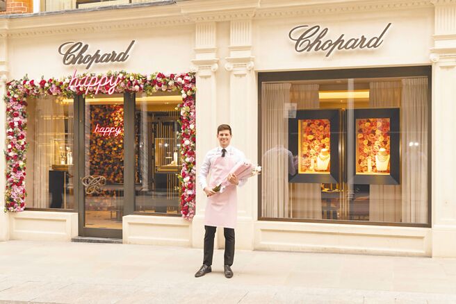 蕭邦全球精品店歡慶「國際幸福日」，即起至20日將以粉紅玫瑰花海迎賓，圖為蕭邦倫敦精品店。（CHOPARD提供）
