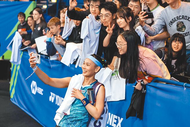 戴資穎（前左）13日在全英羽球公開賽女單32強賽獲勝後，和支持她的球迷拍照。（Badminton Photo提供）