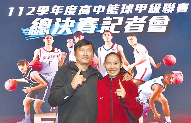 東泰高中男籃總教練高丁國柱（左）與就讀普門中學的女兒高丁佩芸雙雙前進台北小巨蛋HBL 4強總決賽，希望能同時進入冠軍賽。（高中體總提供）