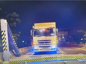 又被撞了！桃园芦竹油管路限高门架再度遭大货车撞毁