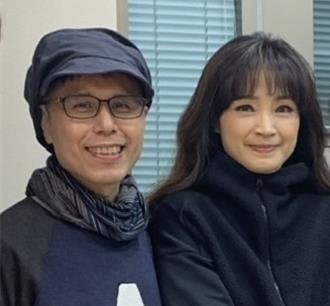 何厚华去年9月现身为她打气 方季惟悲恸：以为他可挺过去