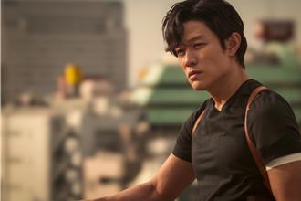 鈴木亮平又脫了！飾演《城市獵人》傳奇角色冴羽獠