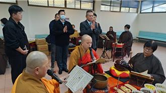 214陸船金門翻覆2死者「五七」 海巡署官員赴靈前祭奠致意